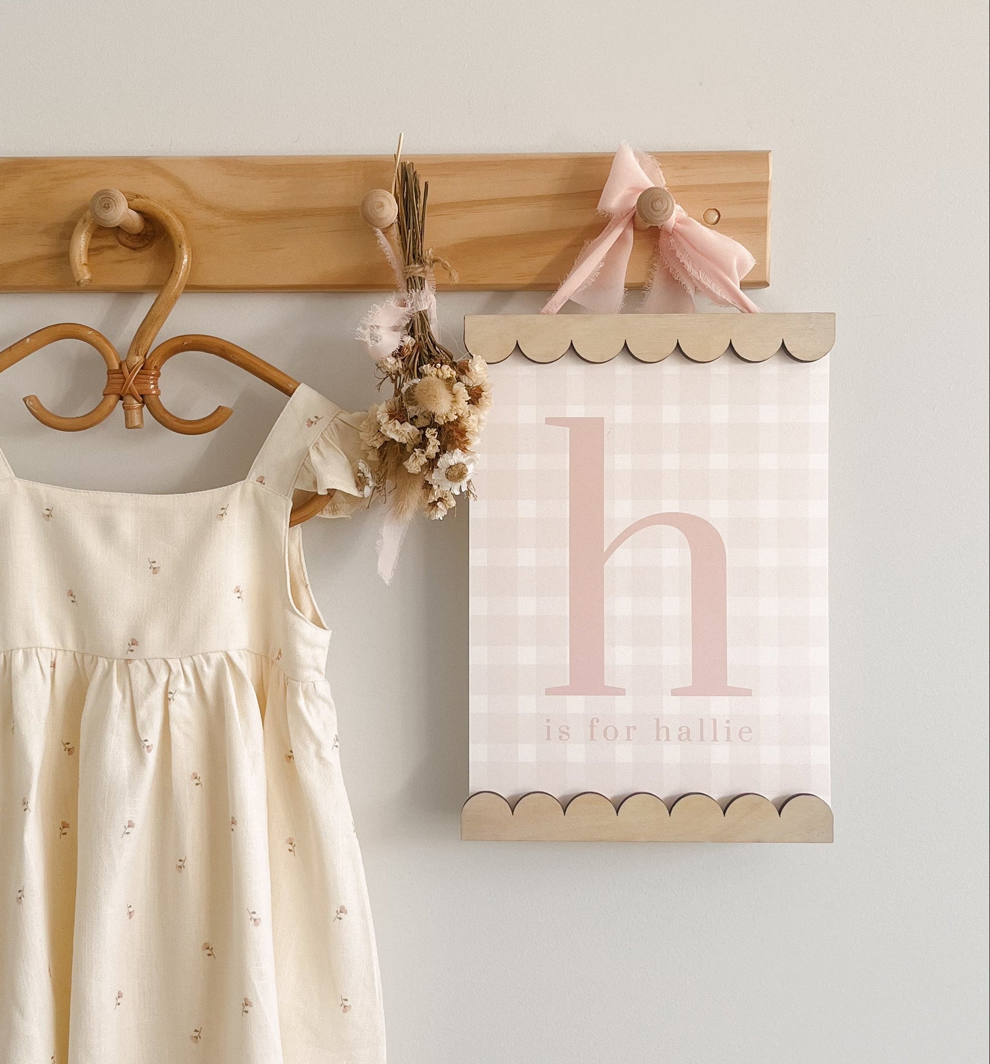 MAGNETIC SCALLOPED HANGERS