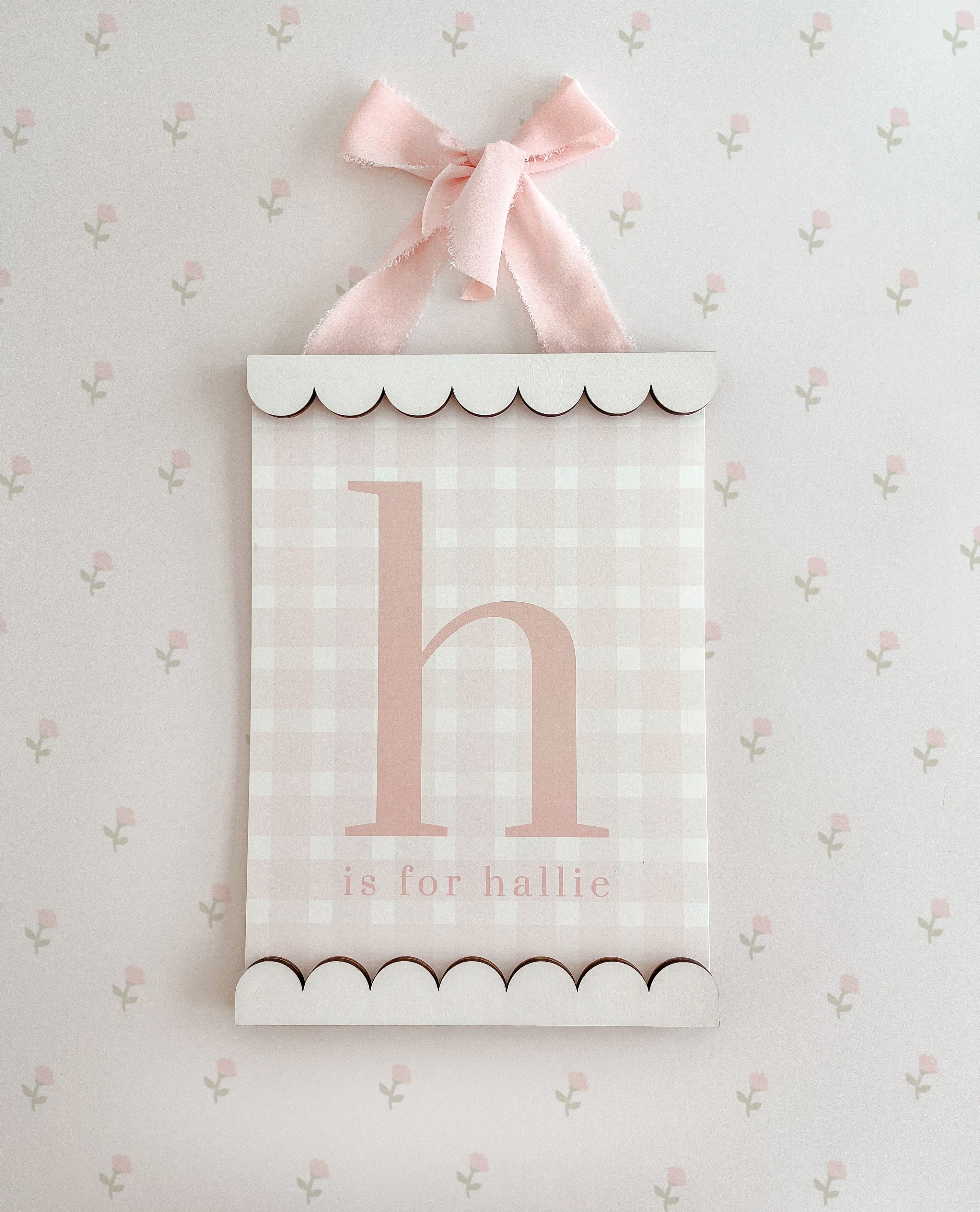 A4 WHITE MAGNETIC SCALLOPED HANGER