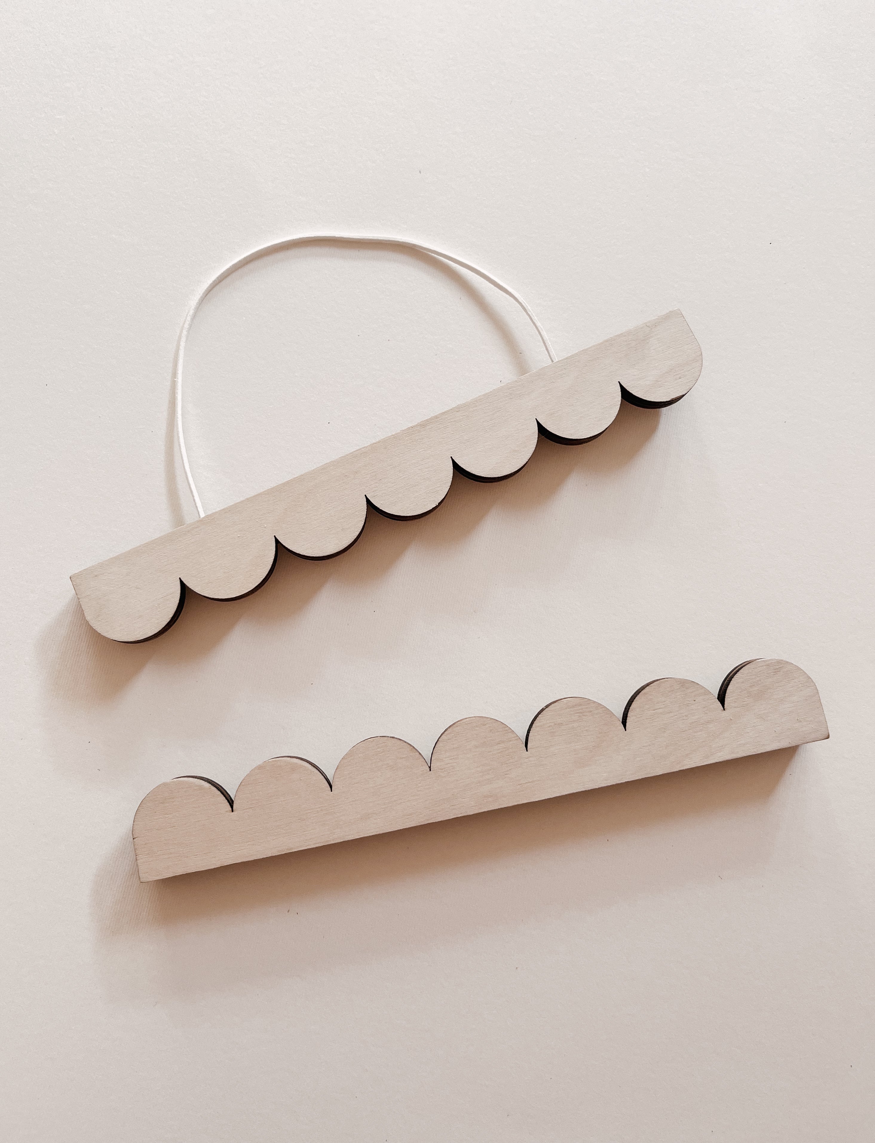 A3 NATURAL MAGNETIC SCALLOPED HANGER