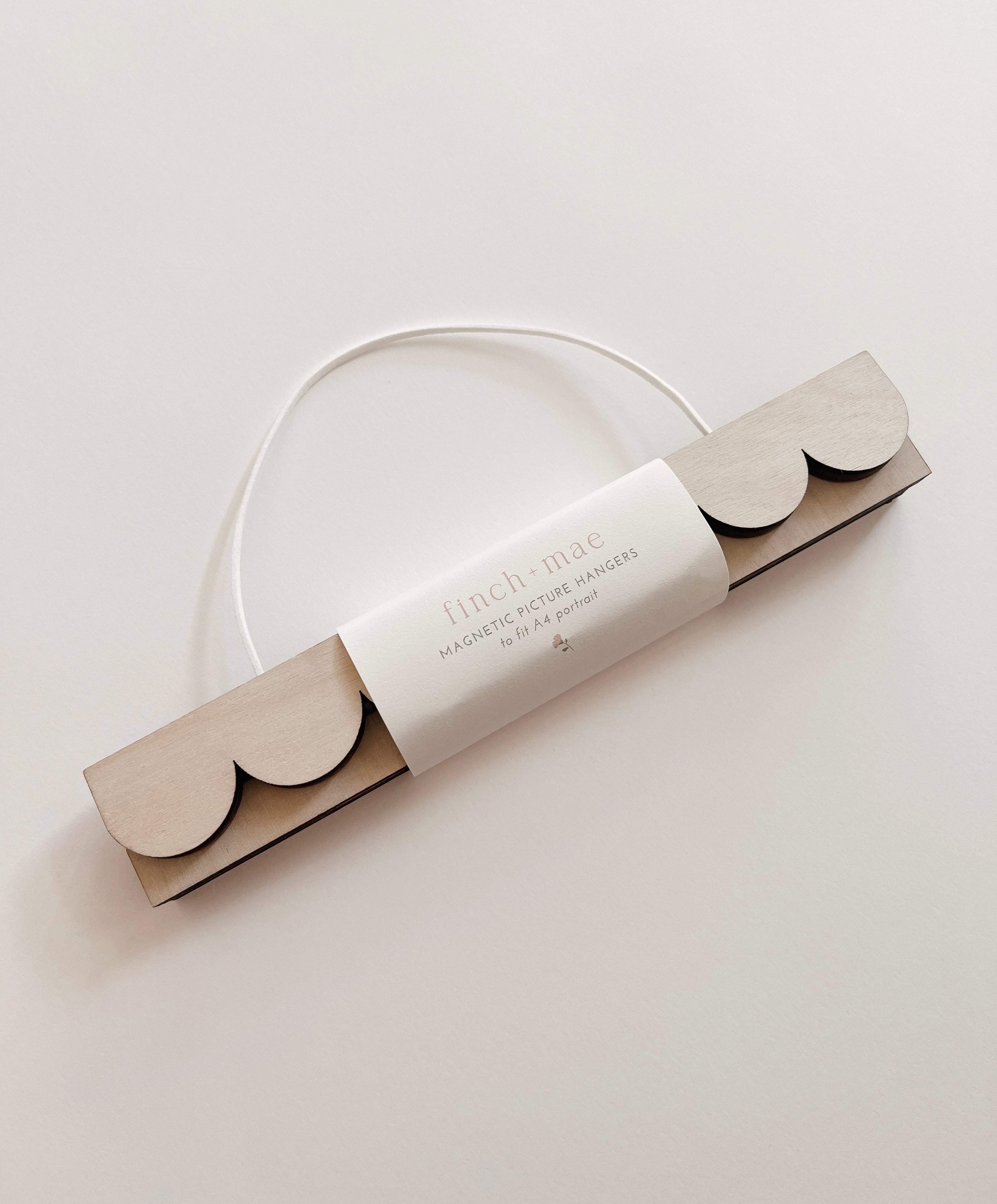 A4 NATURAL MAGNETIC SCALLOPED HANGER