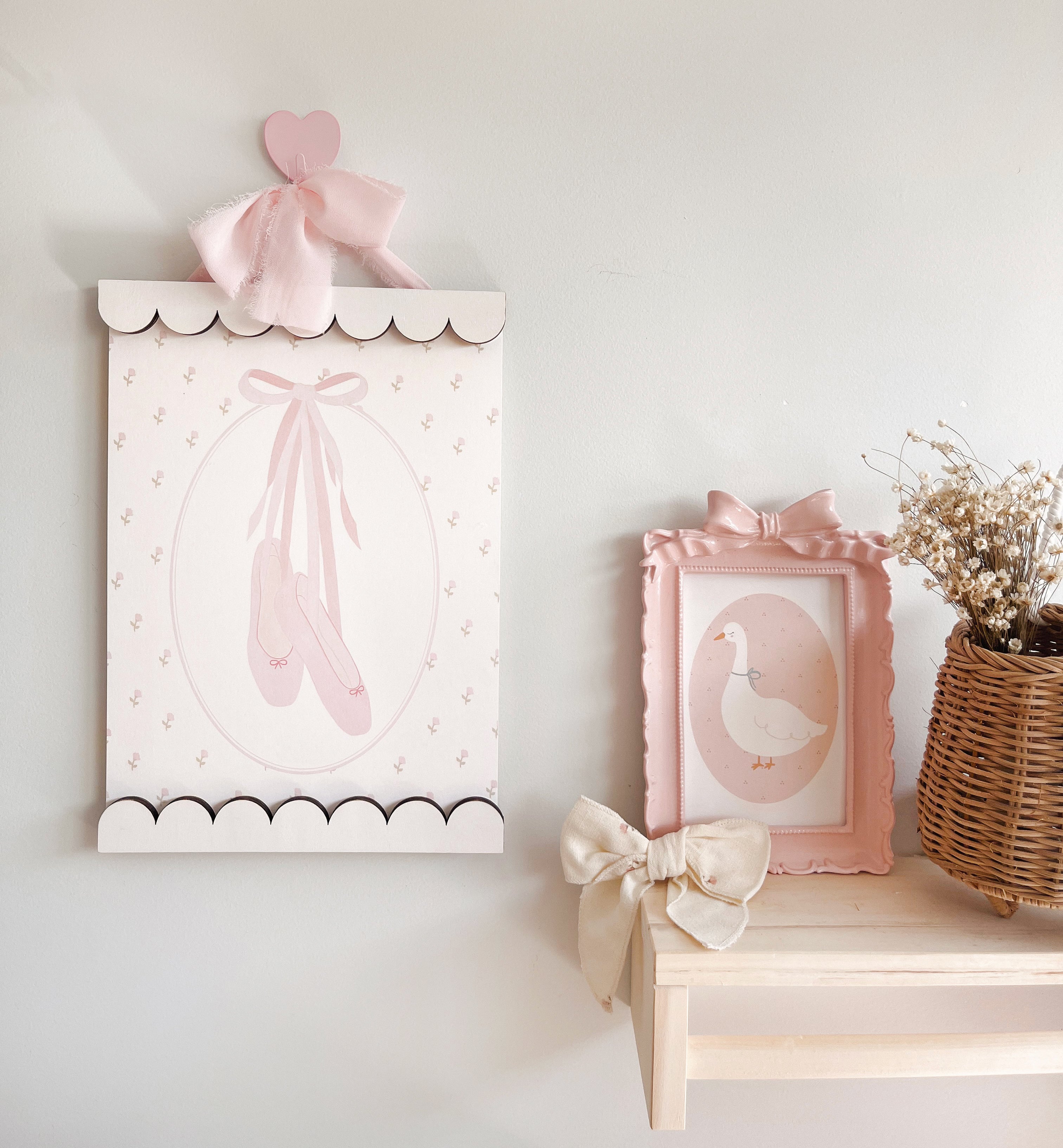 A4 WHITE MAGNETIC SCALLOPED HANGER