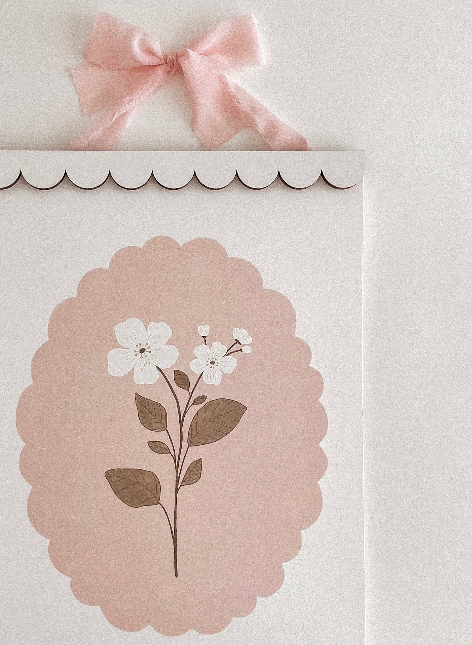 A3 WHITE MAGNETIC SCALLOPED HANGER